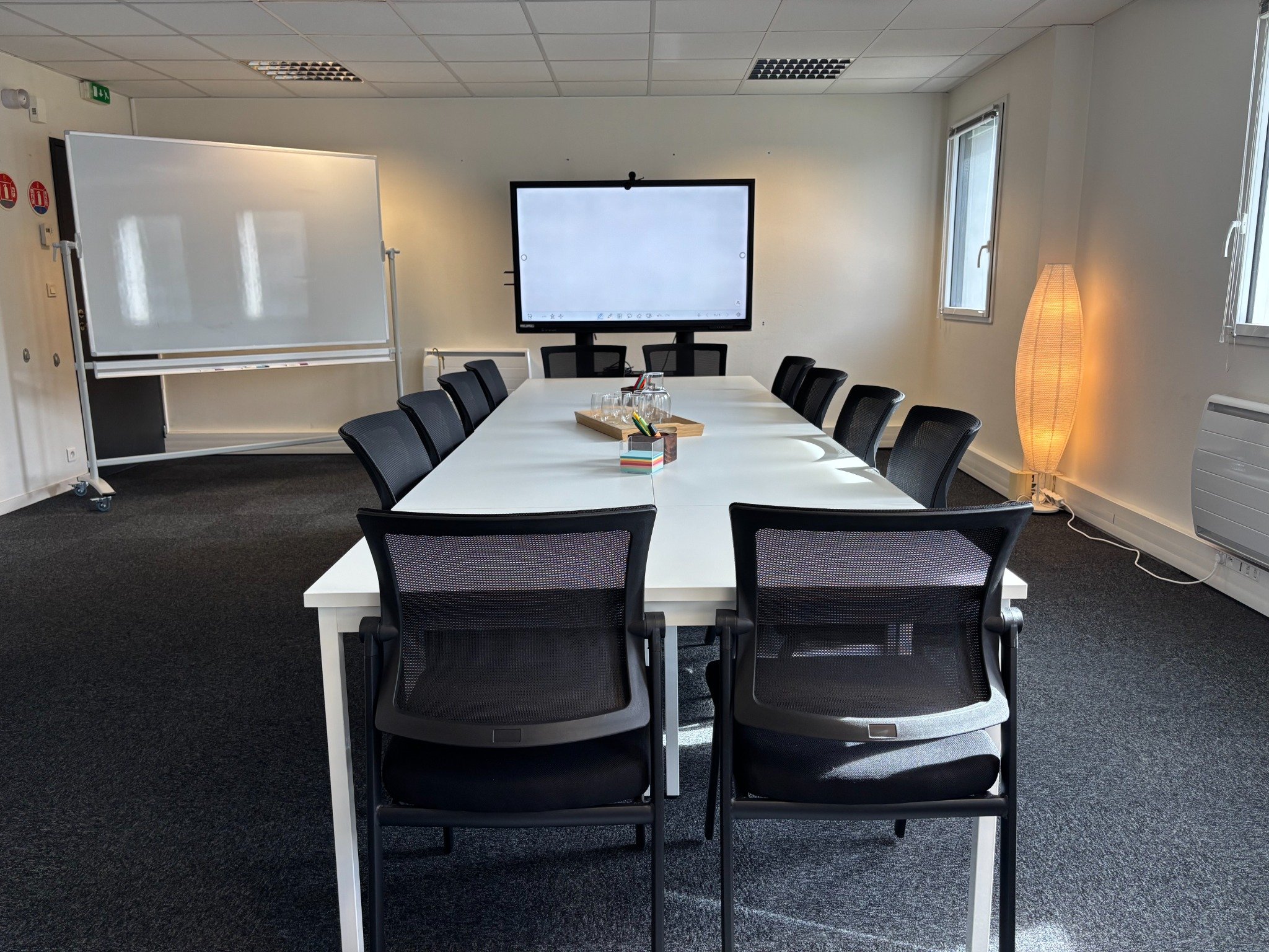 Salle en configuration table centrale